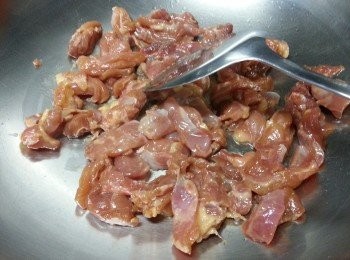 step8: 用2湯匙油起鑊,先落蒜頭爆香,落以醃好之雞柳略為煎一煎鎖住肉汁