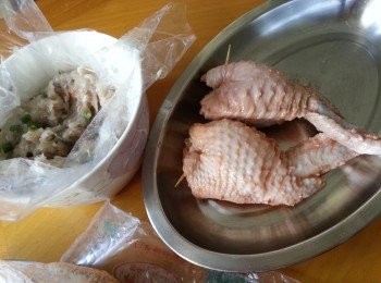 step4: 釀入鯪魚肉入<a href="https://bit.ly/3zHU5V3" target="_blank" data-keyword="雞翼" class="guide-link"><strong>雞翼</strong></a> <span style="display:inline-block;vertical-align:middle;margin-top:-3px;color:initial;border-radius:3px;padding:2px 3px;font-size:12px;line-height:14px;background:#87d300;color:#fff;">即買</span> 內,用牙籤封口