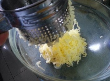 step4: 要襯薯仔熱壓溶薯仔於鹽及牛油內(用意係要令薯仔熱度溶解鹽及牛油)(薯仔要壓至冇粒狀)