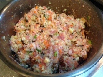 step4: 於作法3放入作法2、香菇丁、紅蘿蔔丁及蔥珠，以鹽、白胡椒粉及香油調味，放入冰箱冷藏備用。