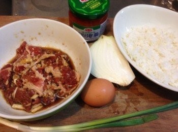 step1: 洋蔥及蔥切絲、牛肉放入醃料(醬油1/4杯、米酒少許、水少許、糖1匙、太白粉1匙)、取蛋液備用。
