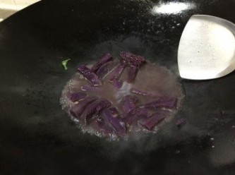 step5: 紫薯的甜味融入菜汁中, 喜歡紫薯淋身一點可以多煮2-3分鐘(隨個人喜歡)
