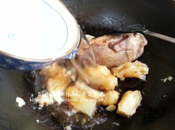 step6: 加入<span class="group_2">調味料</span>及水拌勻煮滾