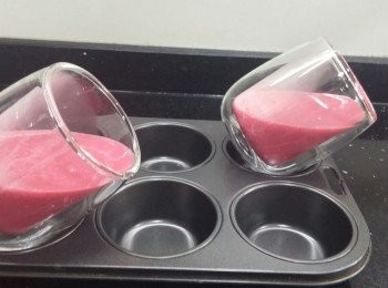 step4: 預備玻璃杯/器皿及muffin模，將玻璃杯斜放在muffin模上，倒入紅桑子奶凍，放入雪櫃冷藏3-4小時