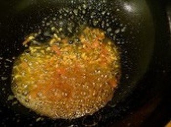 step5: 鍋中留少許油，下薑蒜炒香，中火，下番茄醬（約3小匙），或去皮切碎的西紅柿（只要約3小匙的量），炒出紅油