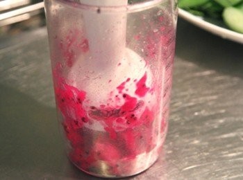 step2: 紅色火龍果切小塊用果汁機打成汁，待寒天水降溫後倒入拌勻，即可待涼成型