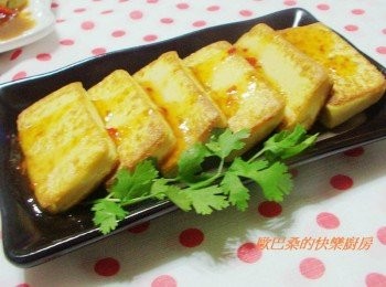 step7: 今天選用自己很喜歡的泰式甜辣醬ˊ 微微的甜辣不至於搶了雞蛋豆腐本身的香ˊ 簡單的食材ˊ有著最自然最棒的風味ˊ 只要輕柔對它ˊ相信可以把它做的非常漂亮ˊ 試試看哦~^^