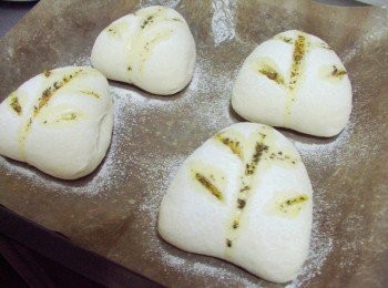 step5: 當麵團發酵至接近原來1倍大時ˊ 表面灑上少許高筋麵粉(配方份量外) 並用利的刀子沾點水於麵包表面先劃一直線ˊ 兩旁再劃上兩條斜線ˊ然後取適量步驟4於劃線麵包上ˊ 送入已經事先預熱的烤箱ˊ220度c烘烤18~20分鐘即可