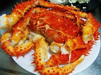 step4: 將自然解凍後的帝王蟹分卸下<a href="https://bit.ly/2YzwBVG" target="_blank" data-keyword="蟹鉗" class="guide-link"><strong>蟹鉗</strong></a> <span style="display:inline-block;vertical-align:middle;margin-top:-3px;color:initial;border-radius:3px;padding:2px 3px;font-size:12px;line-height:14px;background:#87d300;color:#fff;">即買</span> 方便食用