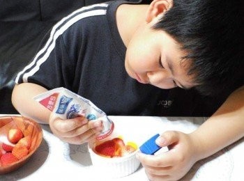 step3: 隨意淋上鷹牌煉奶ˊ(喜歡蜂蜜也可運用)