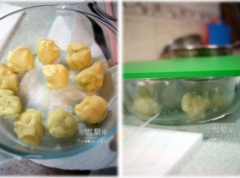 step6: 接著馬鈴薯泥加到麵團裡，揉至光滑均勻後，抓約35g一球，分成數等份。還沒使用到的麵團要先蓋上以防乾硬掉