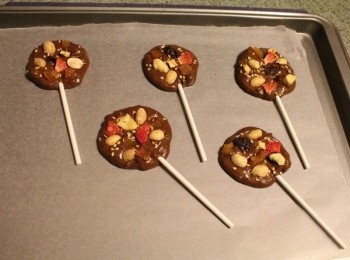 step6: 將裝飾好的巧克力棒棒糖放冷凍或冷藏至巧克力變硬即完成