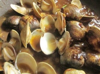 step4: 續放蛤蜊稍炒,沿鍋邊嗆米酒,加一些些水蓋鍋蓋,待蛤蜊打開後和醬汁拌炒一下並試味道,不夠鹹可加一些些醬油,太鹹則加水及糖調味