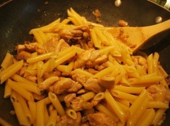 step7: 拌入煮熟的鉛筆麵，以鹽及胡椒調整味道，起鍋前灑上巴西利碎即可