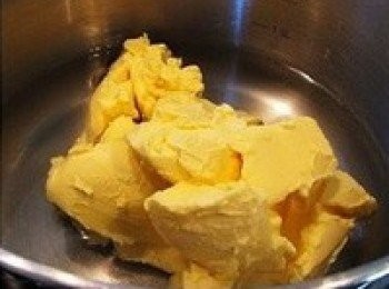 step1: 水、鹽、糖、黃油，一起放入鍋裡