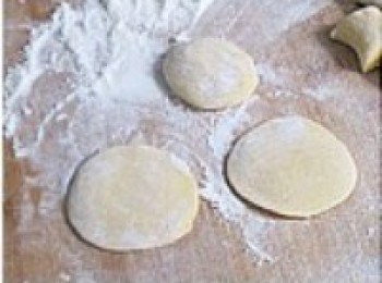 step5: 將其餘5個小劑子按扁,擀成厚約0.3CM,直徑6-7CM的圓片,圓片的邊最好擀的薄點