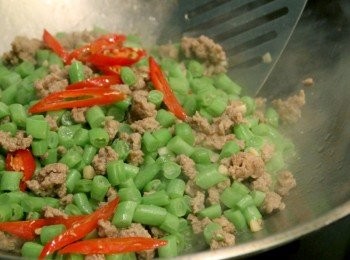step3: 倒入四季豆加少許開水拌炒，放入紅辣椒片、砂糖、少許鹽調味拌炒，起鍋前加胡椒粉即完成。拌飯拌麵兩相宜。