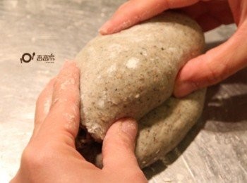 step3: 用甩打及搓揉方式將麵糰揉出薄膜，將芝麻粉均勻地揉入麵糰，再裹入堅果仁，分成二等份後滾圖。