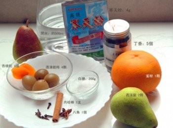 step1: 蜜柑用滾水快速川燙後，用削刀器將皮取下(不要削到白膜的部份，會有苦味)。西洋梨剖半去果核、肉桂棒剪成4段。