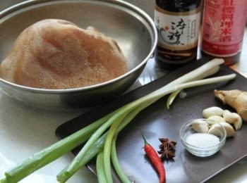 step1: 將蹄膀入滾水川燙取出冷水沖涼瀝乾。鍋不放油加熱，放入蹄膀乾煎至皮焦香取出。