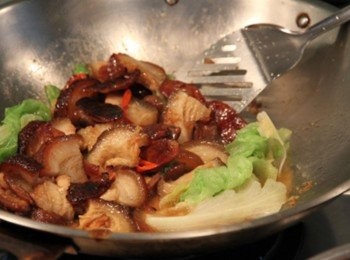 step4: 放入萵苣炒熟後，將材料淋在麵上盛盤即完成。