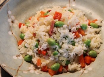 step3: 平底鍋倒少許橄欖油加熱，放入洋蔥碎炒香後放入培根片炒出香氣，依續放入毛豆、紅甜椒丁拌炒，接著加入美國加州玫瑰米白飯與少許味噌拌炒入味，待飯炒勻後即可起鍋盛盤。