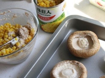 step2: 香菇去蒂頭，將水煮鮪魚瀝乾水份。取容器將鮪魚、玉米粒、美乃滋、黑胡椒一同拌勻入味(玉米與鮪魚已有調味請酌量增加調味)。