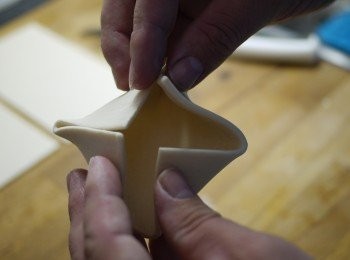 step1: 先將派皮大小裁切好，四個尖角往正中心摺起。