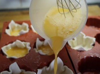 step3: 加入雞蛋和Dashi調味好的蛋液，每個約8分滿即可。