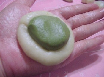 step3: 3.油皮鬆弛後和油酥各分為12份ˊ然後用油皮包上油酥ˊ稍為滾成橢圓狀備用