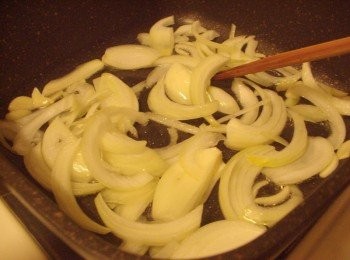 step3: 3.接著加入洋蔥炒出甜味及香氣