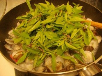 step5: 待蛤蜊開口一一打開時ˊ加入九層塔快速拌勻即可