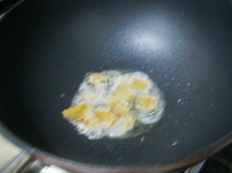 step2: 熱鍋後放入油1茶匙ˊ用中小火煸香扁魚ˊ (有乾香菇泡軟切絲一起爆香也很棒)