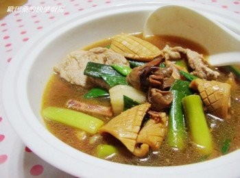 step5: 湯汁分次下ˊ湯頭會更有層次ˊ螺肉也才不會煮老了ˊ 罐頭湯汁因品牌不同甜度也不同ˊ可以試試味道自己調整<span class="group_2">調味</span>ˊ 選用腰內肉的好處是煮了口感還是很軟嫩不會過祡ˊ 喜歡的再試著做做看喔~