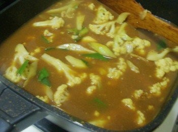 step4: 然後邊煮邊拌勻ˊ咖哩塊確實拌開