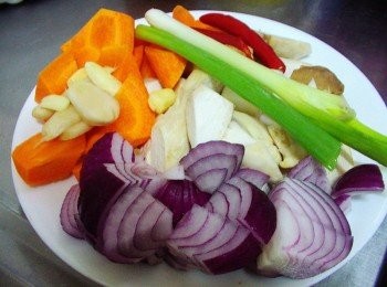 step1: 牛肉洗淨先用煮沸熱水汆燙ˊ然後再用冷水沖洗備用。 搭配蔬菜ˊ紅蘿蔔ˊ杏鮑菇切滾刀ˊ紫洋蔥切塊狀ˊ 嫩薑切片ˊ蒜頭略拍扁ˊ蔥切長段