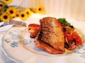 step9: 鮭魚排外層香酥ˊ內層鮮美多汁ˊ搭配上莎莎醬ˊ 口感層次鮮明ˊ當正餐也很適合ˊ喜歡的趕緊試試看。