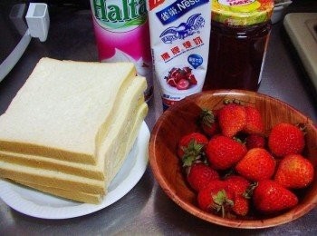 step1: 先準備好所需<span class="group_1">材料</span>ˊ如照片圖ˊ草莓洗淨擦乾水份