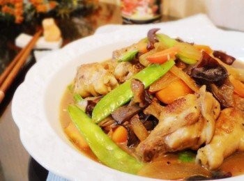 step7: 小棒腿於醃漬時即有加入少許鹽ˊ和微甜壽喜燒醬剛好可平衡ˊ 醬汁多寡可隨喜好增減ˊ喜歡乾一點醬就少一點ˊ 喜歡拿湯汁拌飯則多放些。都非常美味喔~