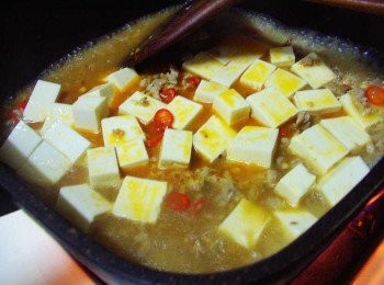 step4: 接著加入適量水或高湯煮沸ˊ 然後擺入豆腐ˊ讓其悶煮入味