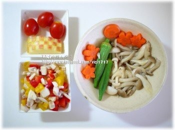 step1: 1蔬菜川燙熟後撈起備用。 2紅黃彩切及蘑菇切丁。紅蘿蔔壓小花型、秋葵切片。