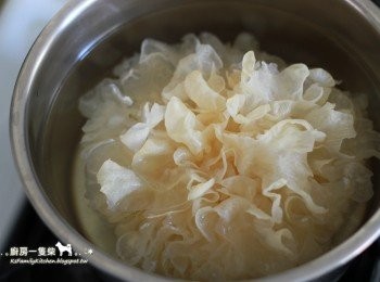 step1: 白木耳洗淨，浸於清水中泡開至軟(我泡了約40分鐘)，用手撕成小塊，去掉底部黃色較硬的部份。取其中一半撕好的白木耳，利用食物處理機或果汁機打碎，備用。