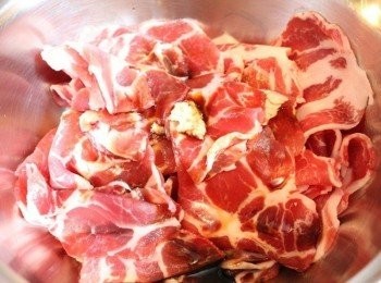 step1: 火鍋豬肉片以比例醬油:米酒=2:1的醬汁與少許薑泥先醃入味