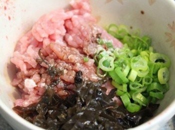 step2: 絞肉內餡加入醬油/麻油攪拌均勻