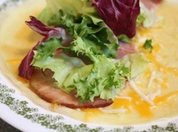 step5: 將煎熟的可麗餅擺上餡料, 即可上桌