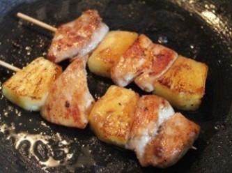 step3: 用竹串把鳳梨塊與醃好的雞腿肉串起, 下鍋煎熟即完成