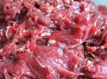 step1: 將火鍋肉片與<span class="group_2">醃醬</span>攪拌均勻, 醃30分鐘入味 (** <span class="group_2">醃醬</span>的梨子泥, 可用蘋果泥代替)