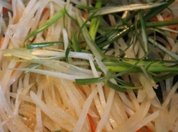 step3: 加入瀝乾後的馬鈴薯/紅蘿蔔/青蔥絲拌炒 (** 喜歡吃辣的也可以加入辣椒絲)