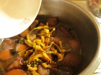 step5: 先中大火煮滾,再蓋鍋蓋以小火滷40分鐘至<span class="group_1">食材</span>入味,放入台東金針花再煮5分鐘即可