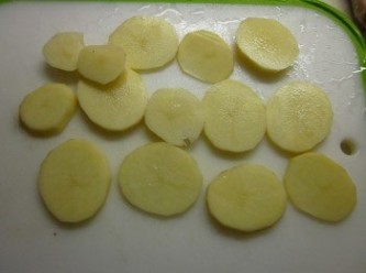 step4: 馬鈴薯去皮切片(0.5公分)灑塩.蒜粉備用